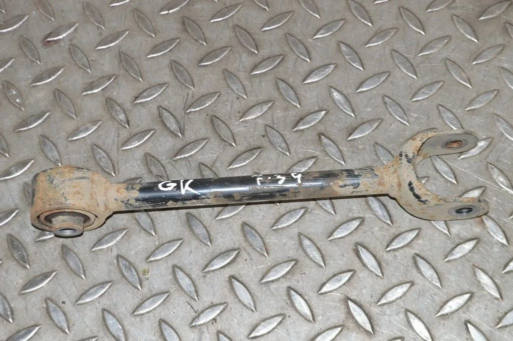 Aizmugurējā svira (dakša) – kreisā