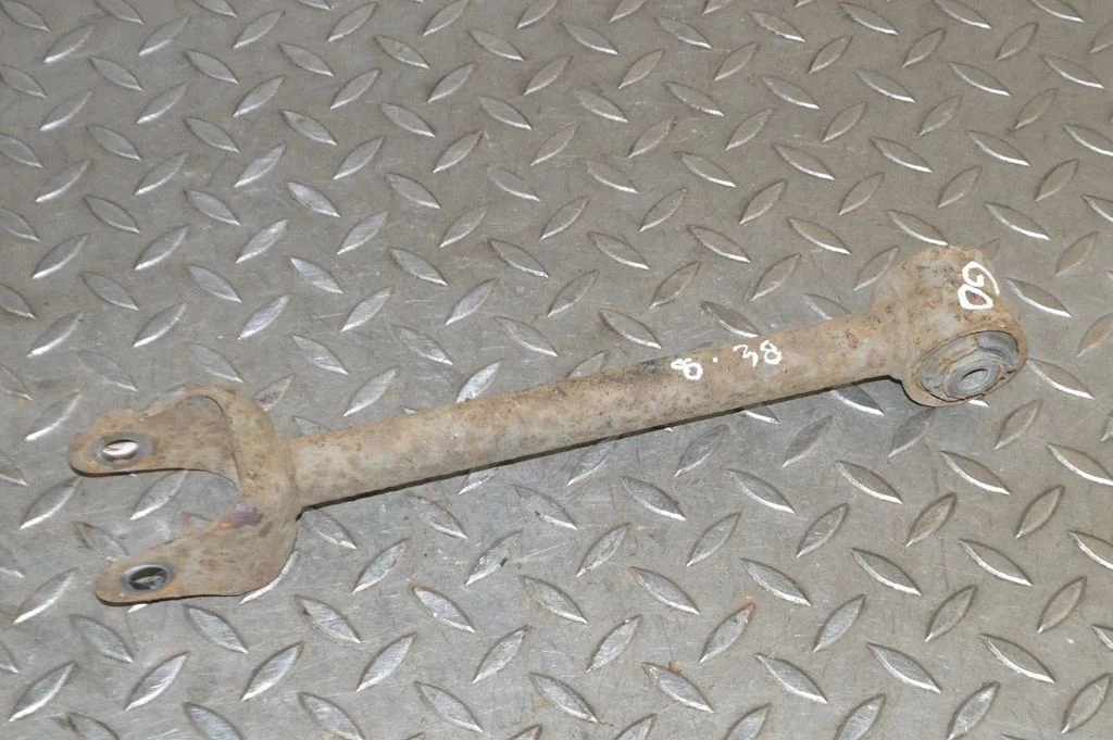 Tagumine ülemine õõtshoob – parem
