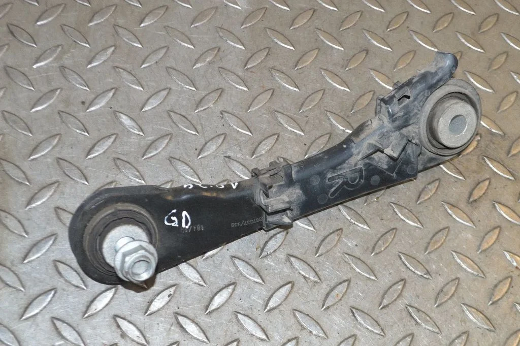 Tagumine ülemine õõtshoob – BMW 7-seeria G11 G12 (2015-2022)