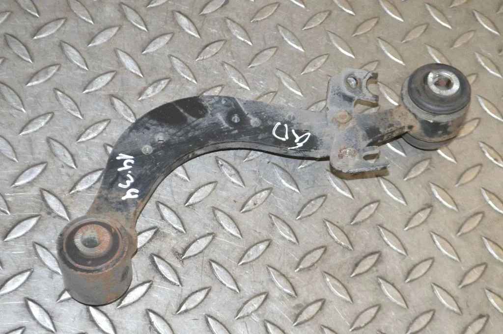 Tagumine ülemine õõtshoob – parem