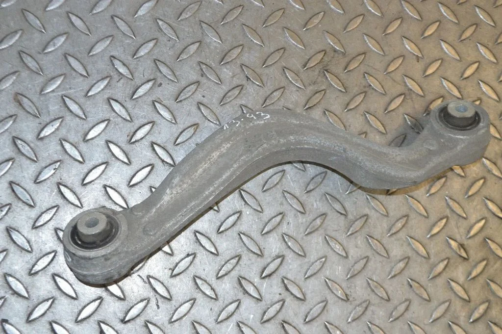 Aizmugurējā svira (dakša) – labā