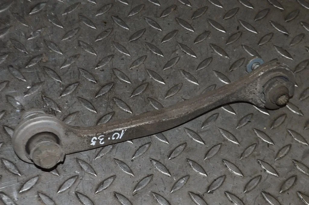 Aizmugurējā svira (dakša) – kreisā