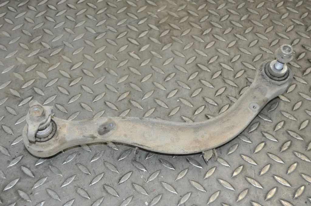 Tagumine ülemine õõtshoob 8T0959792M