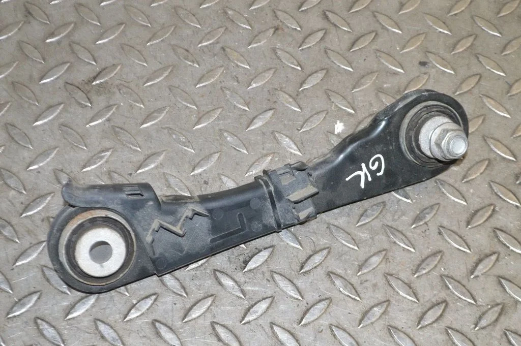 Tagumine ülemine õõtshoob – BMW Series 5 M5 F90 (2017-)