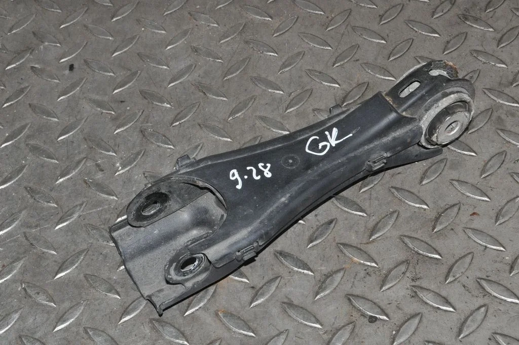Tagumine ülemine õõtshoob – vasak