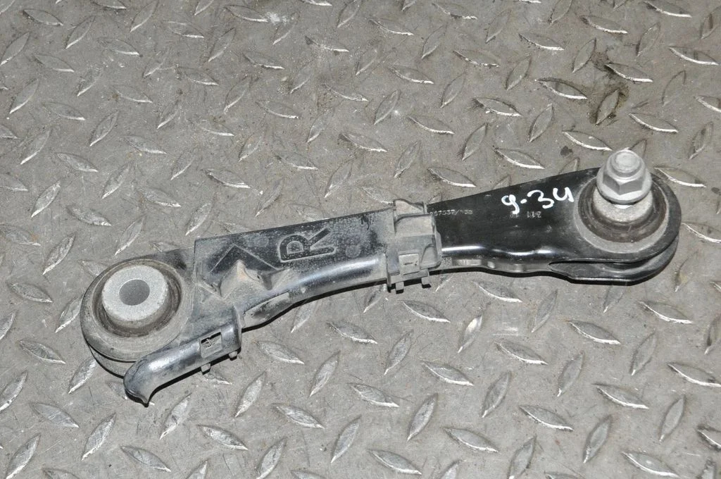 Tagumine ülemine õõtshoob – BMW Series 8 M8 F91 F92 G14 G15 (2019-)