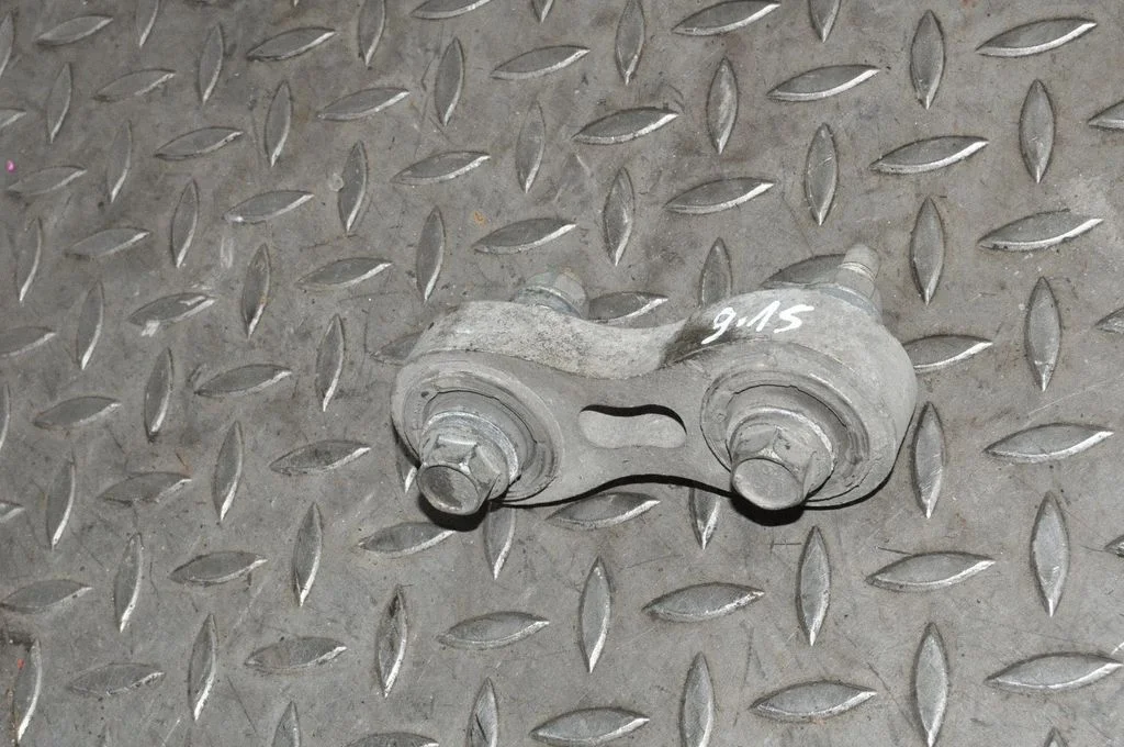 Tagumine ülemine õõtshoob 102142200A