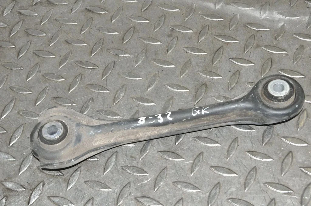 Rear upper control arm/wishbone – left