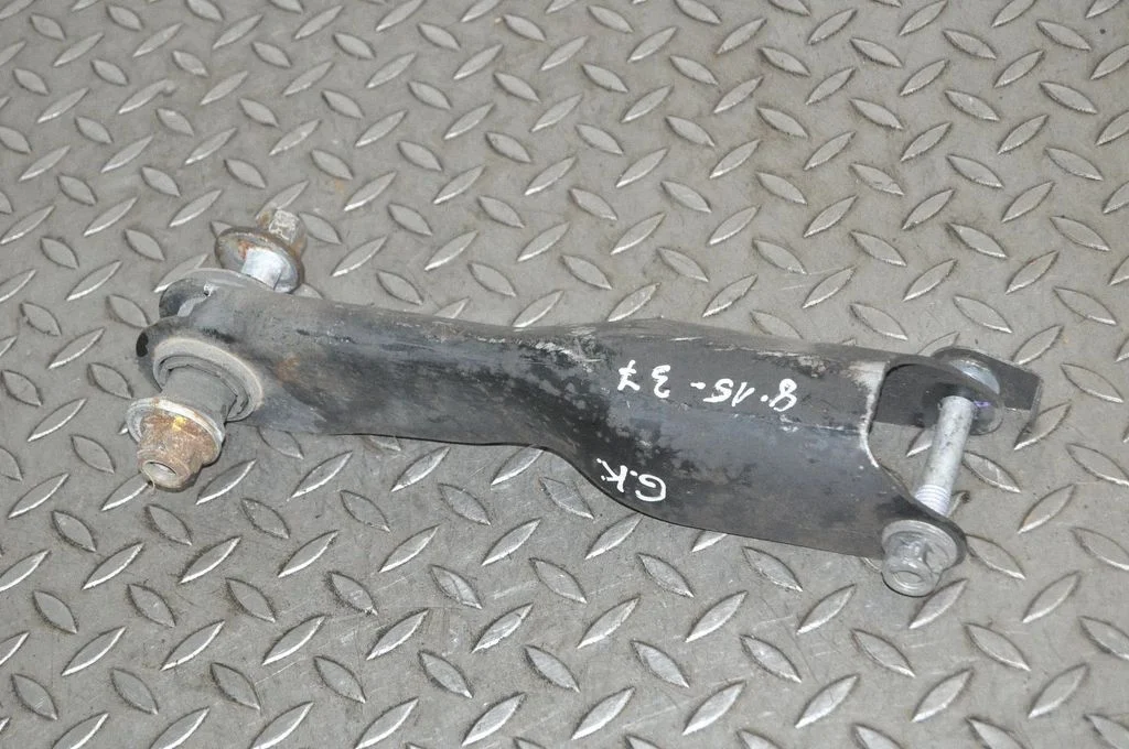 Aizmugurējā svira (dakša) – kreisā