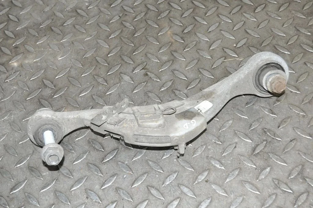 Tagumine ülemine õõtshoob – parem