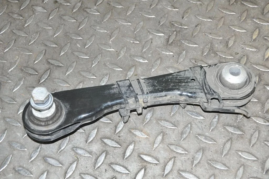 Tagumine ülemine õõtshoob – parem