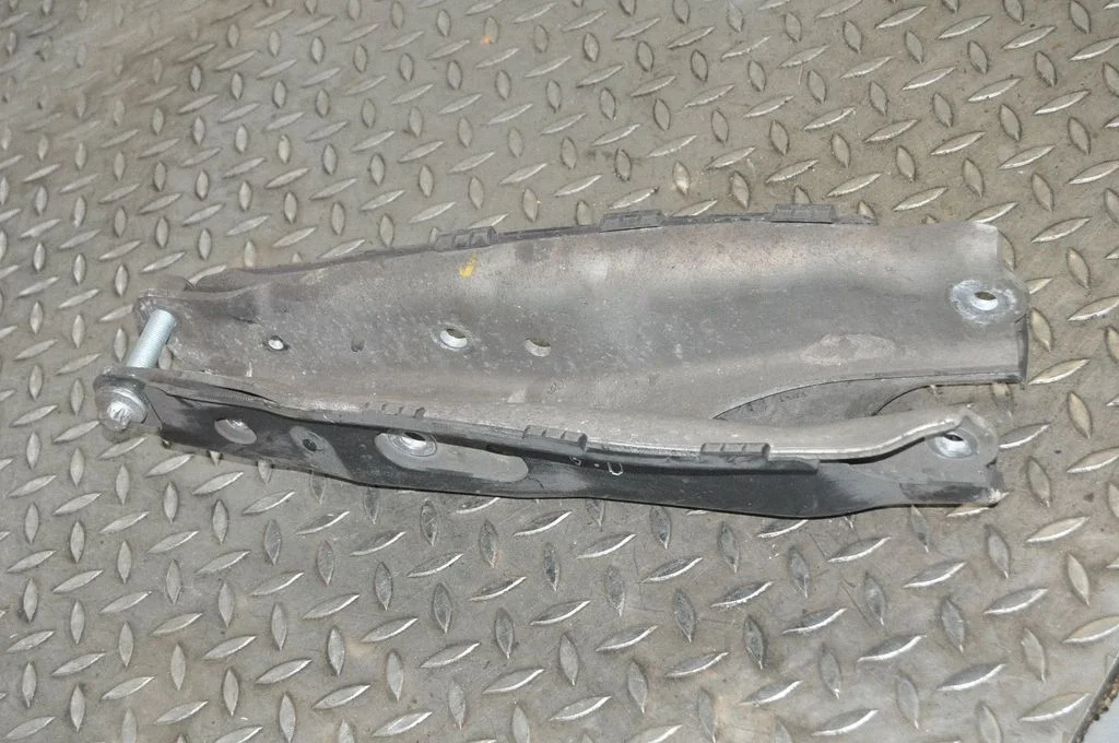 Rear upper control arm/wishbone – right