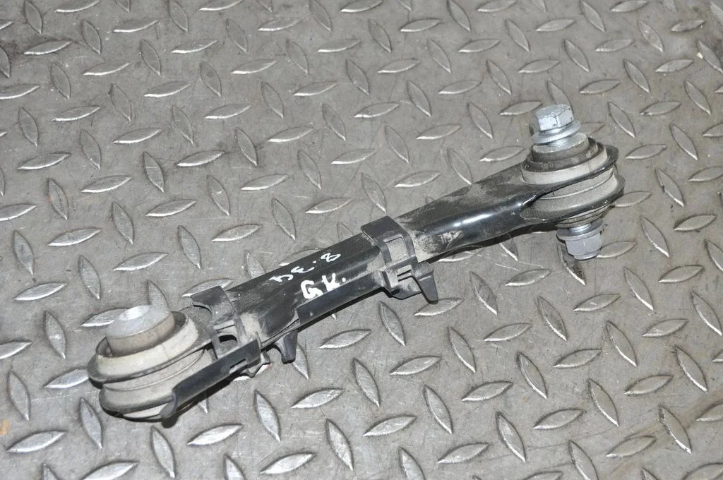 Tagumine ülemine õõtshoob – BMW 7-seeria G11 G12 (2015-2022)