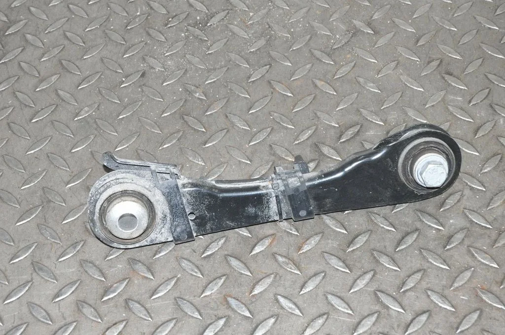 Tagumine ülemine õõtshoob – parem