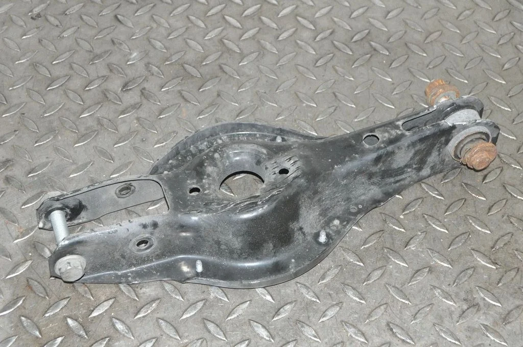 Aizmugurējā svira (dakša) – labā