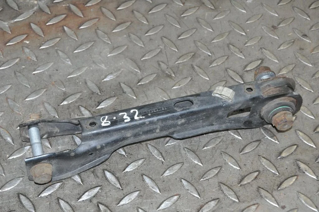 Aizmugurējā svira (dakša) – kreisā