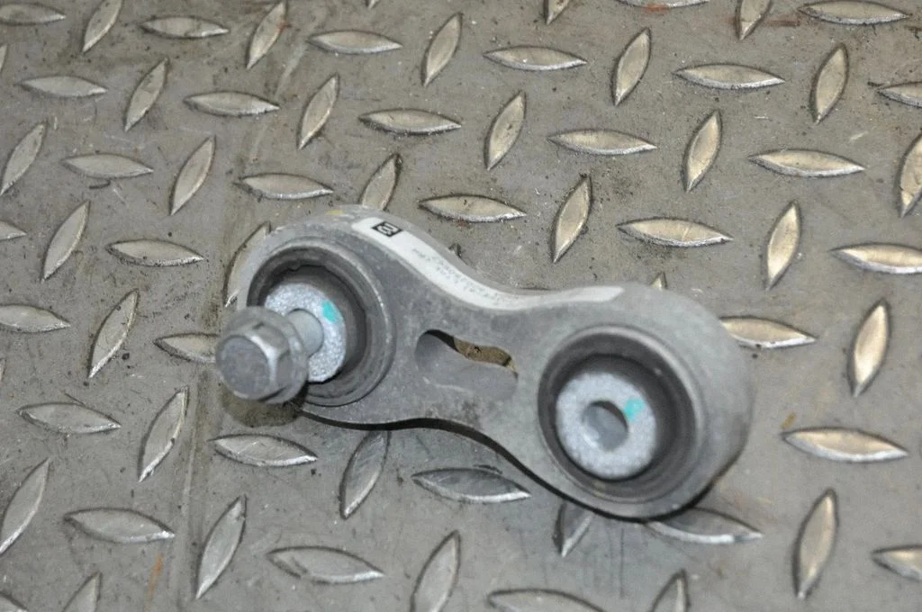 Tagumine ülemine õõtshoob – Tesla Model S (2012-)