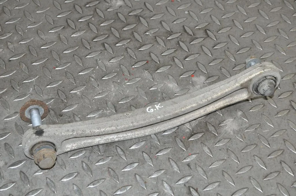 Rear upper control arm/wishbone – left