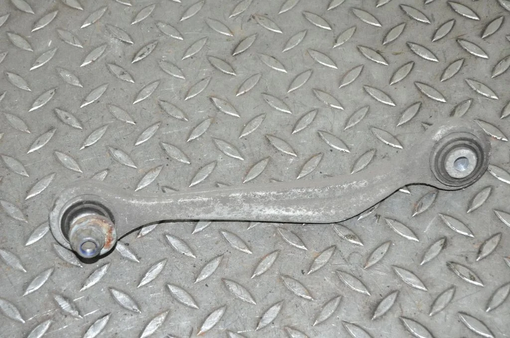 Aizmugurējā svira (dakša) – kreisā