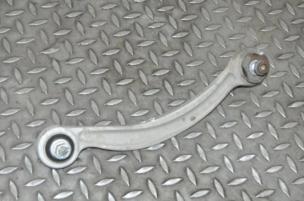 Tagumine ülemine õõtshoob – parem