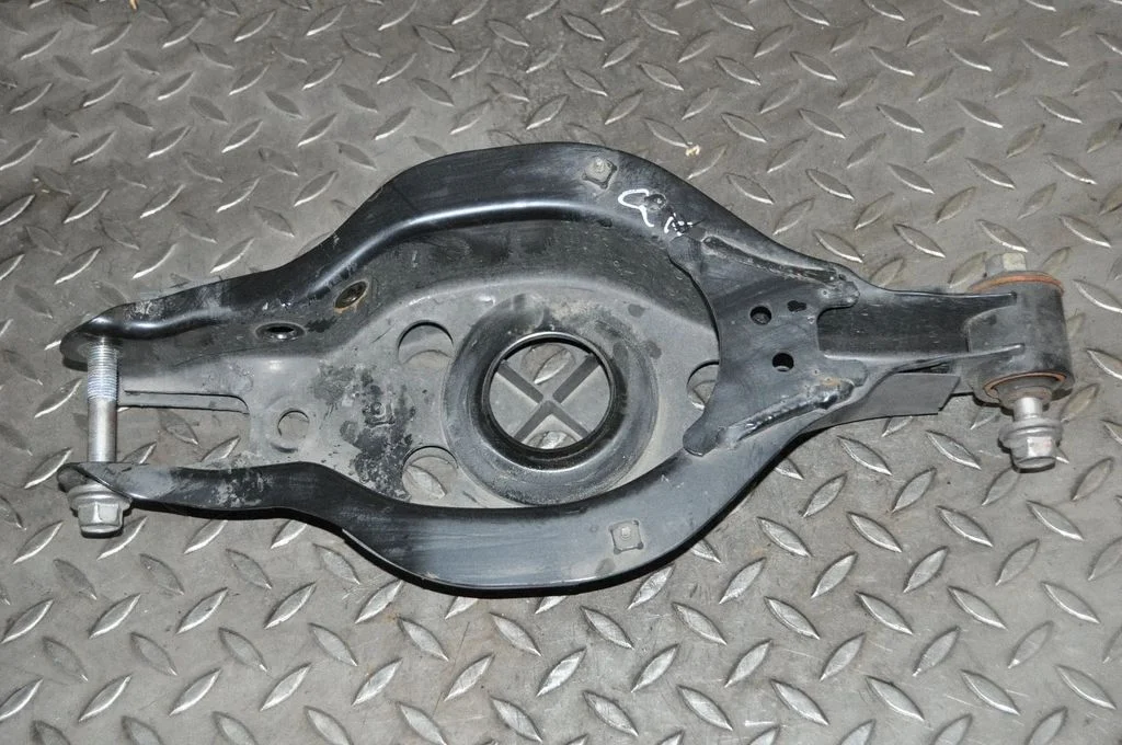 Tagumine ülemine õõtshoob – Lexus RC (2014-), vasak