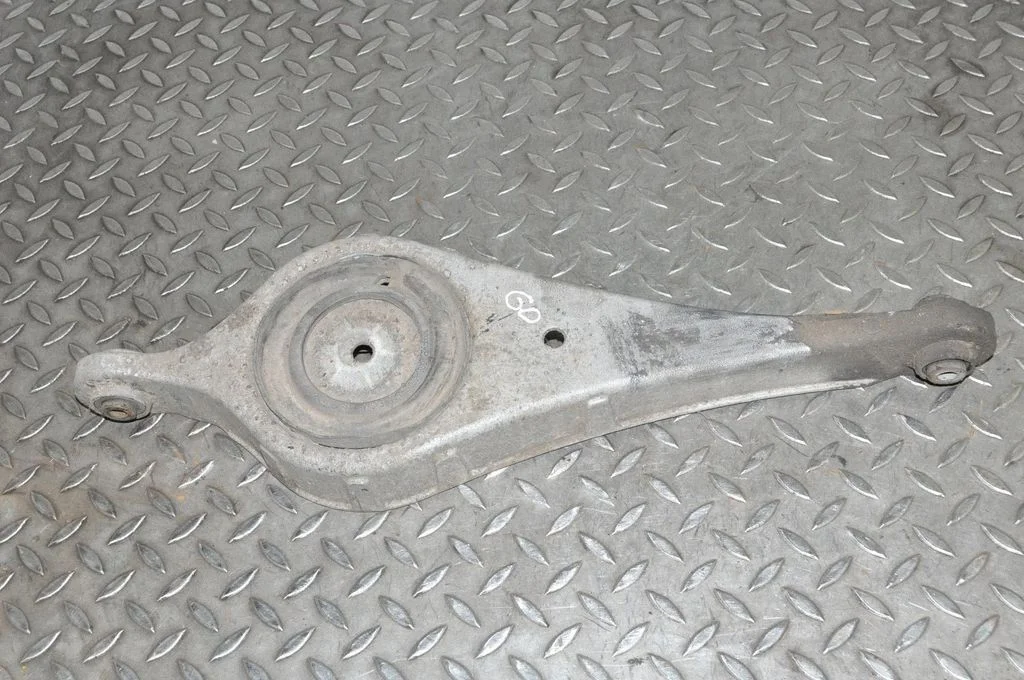 Aizmugurējā svira (dakša) – kreisā
