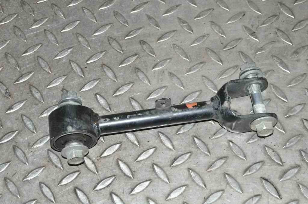 Tagumine ülemine õõtshoob – Lexus RC (2014-), vasak