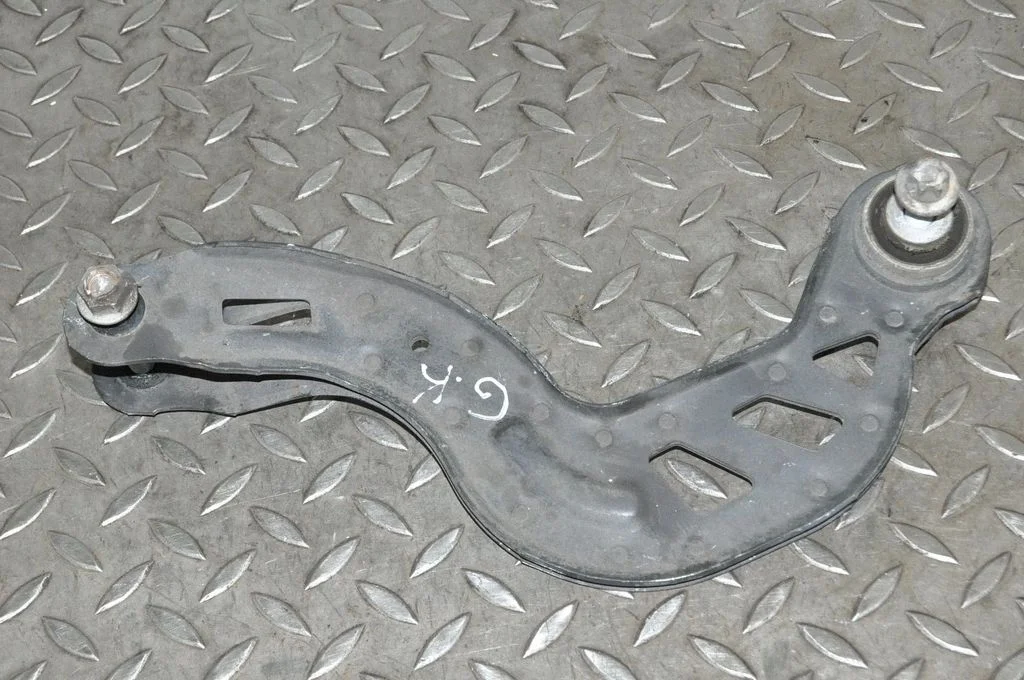 Aizmugurējā svira (dakša) – kreisā