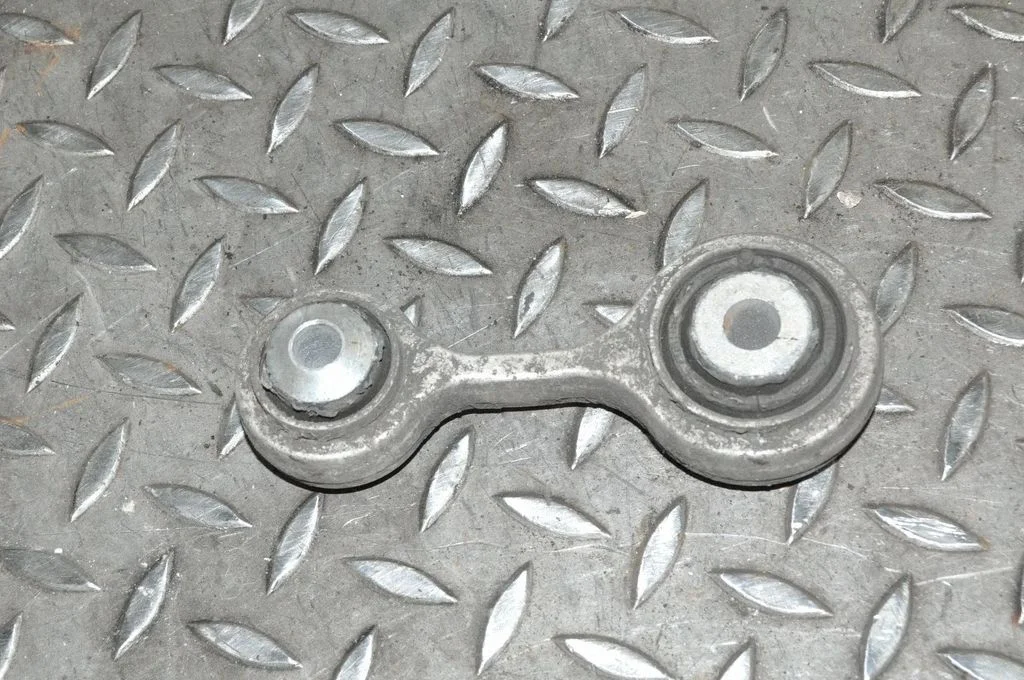 Aizmugurējā svira (dakša) – kreisā
