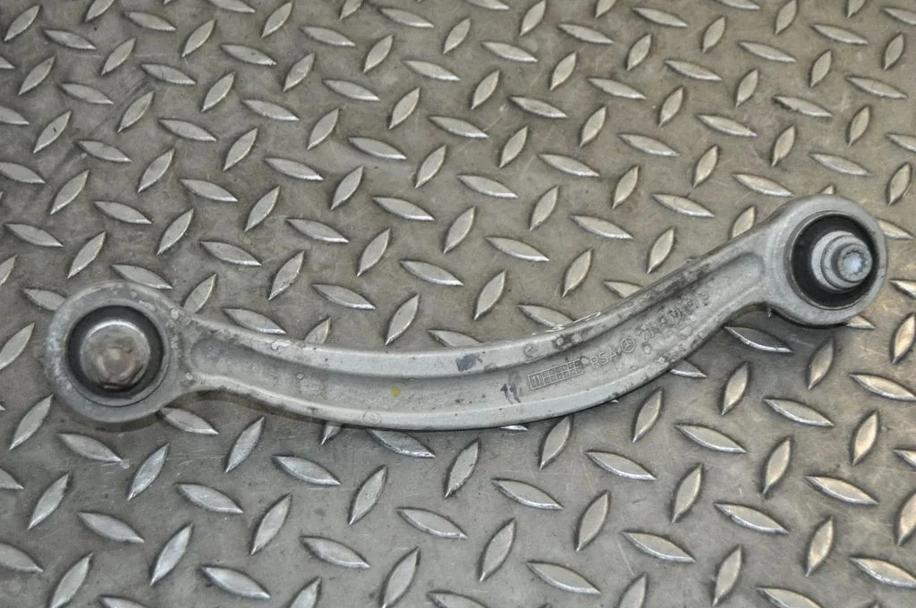 Rear upper control arm/wishbone – right