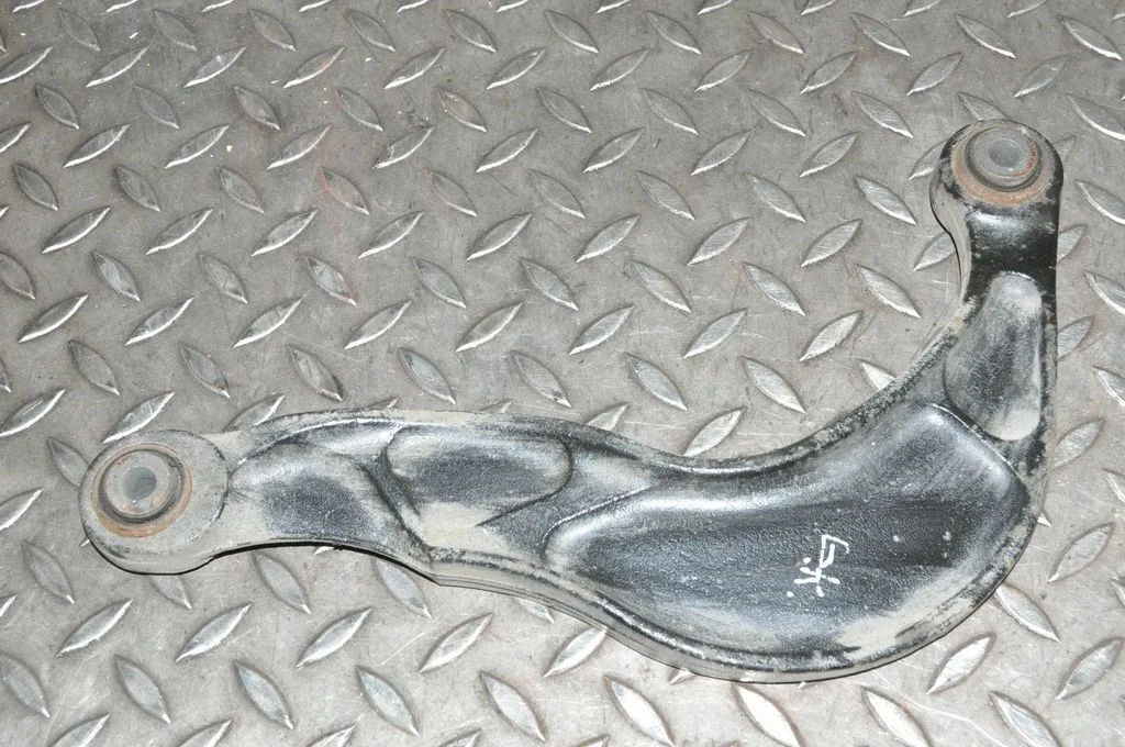 Aizmugurējā svira (dakša) – kreisā