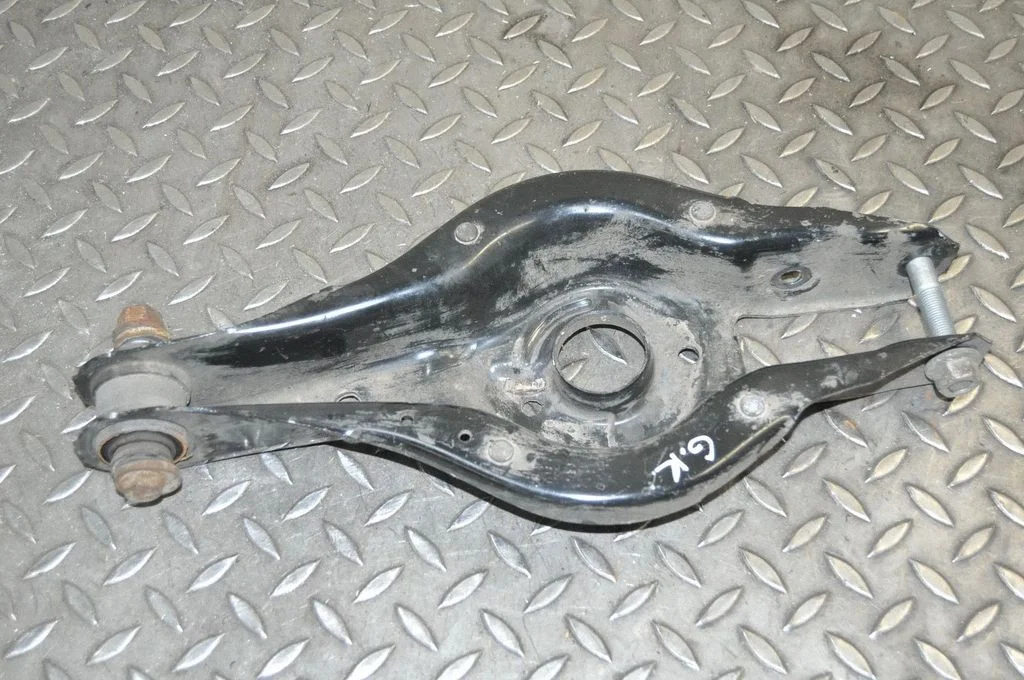 Tagumine ülemine õõtshoob – vasak