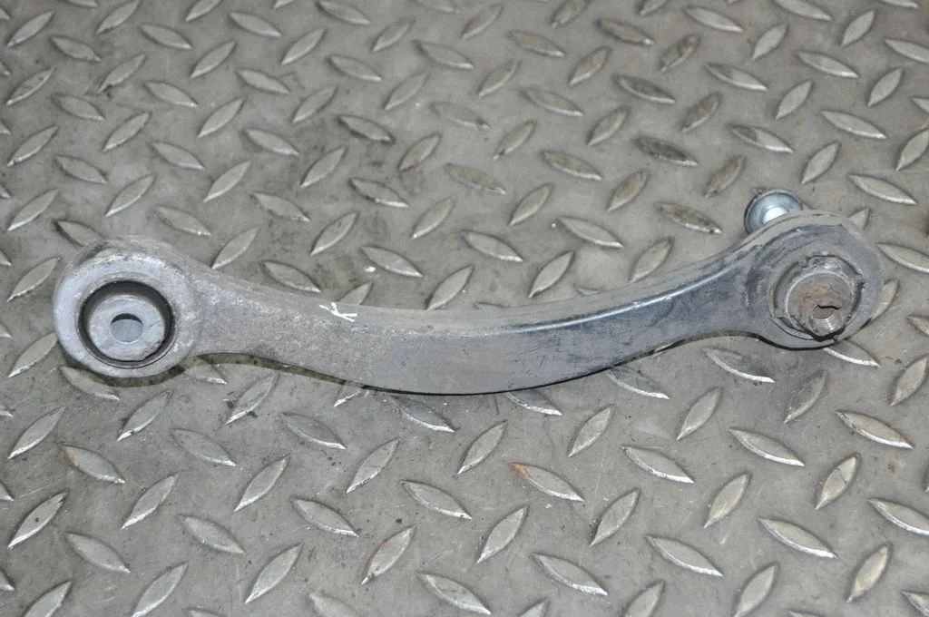 Aizmugurējā svira (dakša) – kreisā