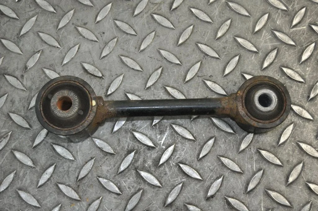 Aizmugurējā svira (dakša) – kreisā