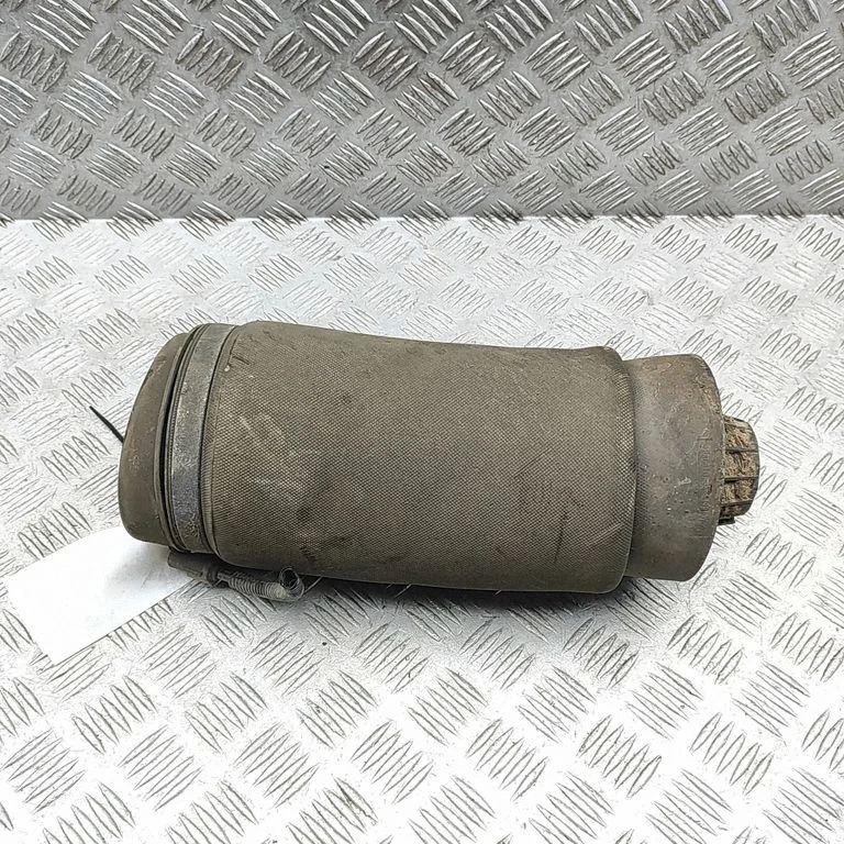 Aizmugurējais pneimatiskais (gaisa) spilvens 68029912AE