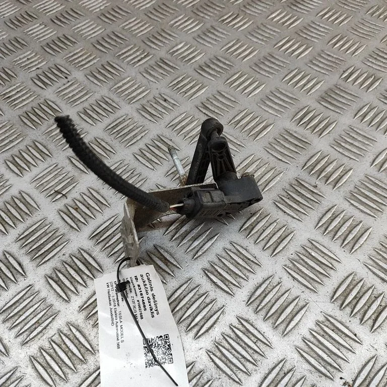 Rear air suspension level height sensor – Tesla Model S (2012-)