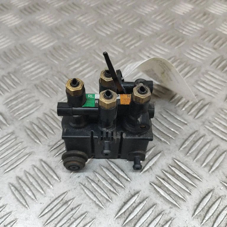 Sterownik zawieszenia pneumatycznego (tył) M8E25B710