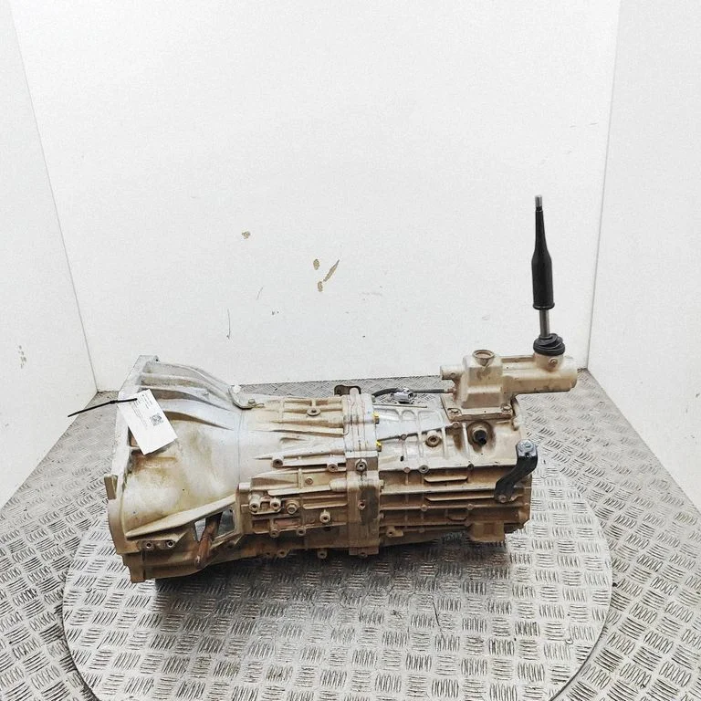 Mehāniskā 6 pārnesumu ātrumkārba 330300KD80