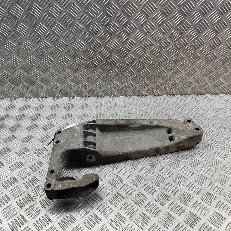 Gearbox mounting bracket 6786567