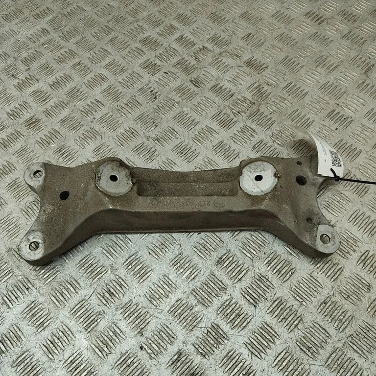 Gearbox mounting bracket 6795226