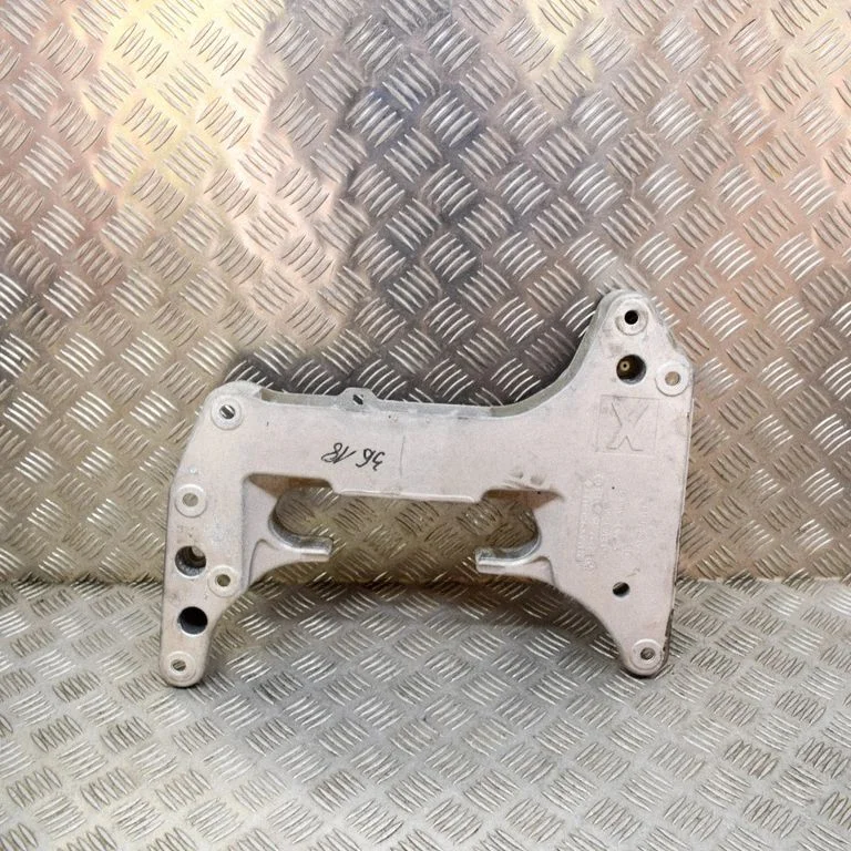 Gearbox mounting bracket 51384310