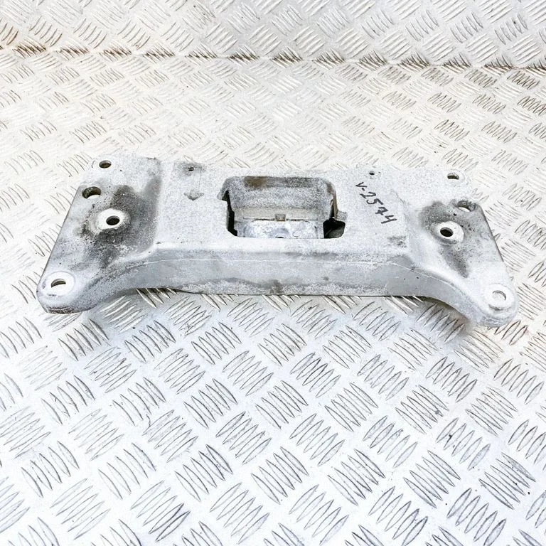 Gearbox mounting bracket 6777613
