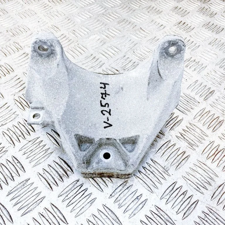 Gearbox mounting bracket 21038310