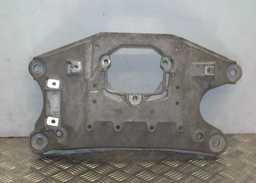 Ātrumkārbas stiprinājuma kronšteins – Audi A6 S6 C7 4G (2011-2018)