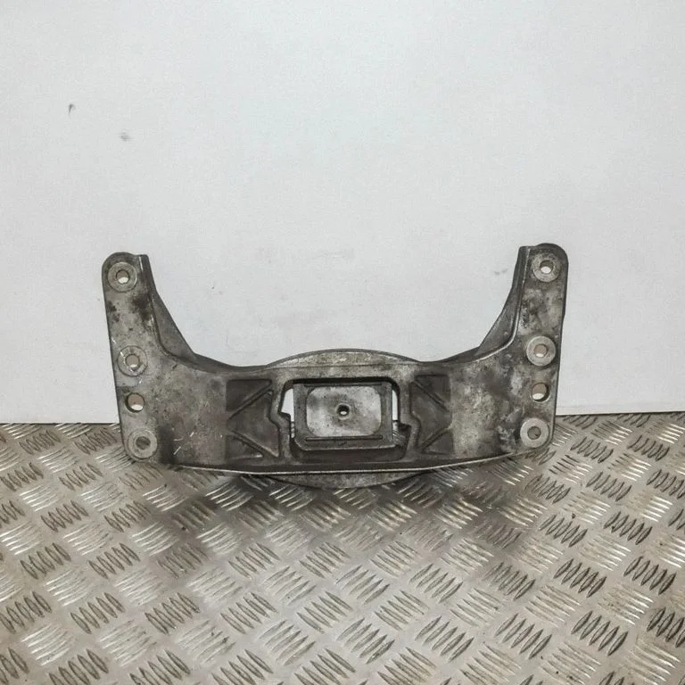Käigukasti kinnitusklamber – BMW 5-seeria E60 E61 (2004-2010)