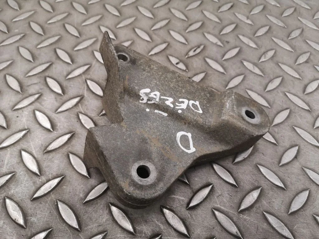 Ātrumkārbas stiprinājuma kronšteins CX235D217AB