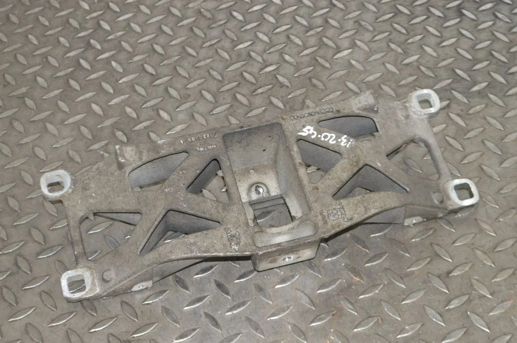 Ātrumkārbas stiprinājuma kronšteins 5W936060AA