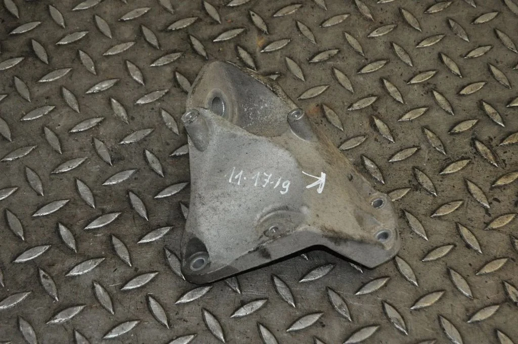 Ātrumkārbas stiprinājuma kronšteins 8E0399113L