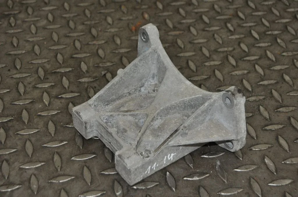 Gearbox mounting bracket – Chrysler 300C (2011-)
