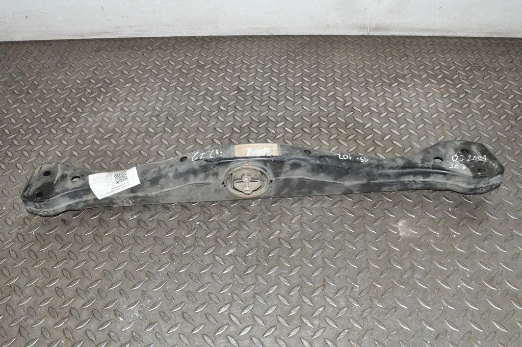 Ātrumkārbas stiprinājuma kronšteins – Audi Q7 4L (2005-2015)